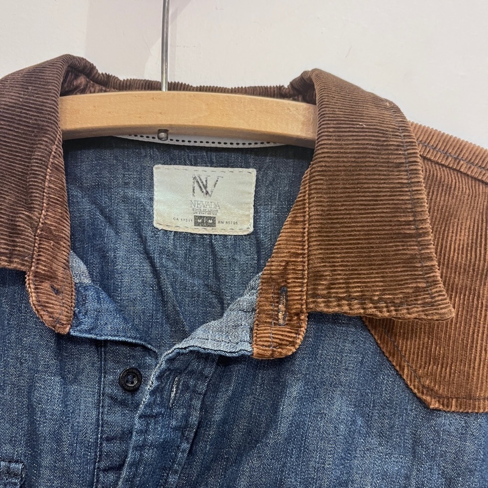 Button Denim Shirt
Western Brown corduroy Long SleeveShoulder patches medium - Picture 3 of 7